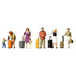 Stehende Reisende mit Trolley