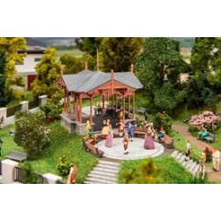 Musikpavillon mit tanzenden...