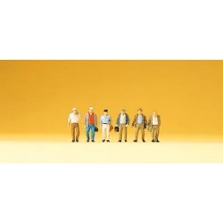 Pendler auf dem Weg zur Bahn