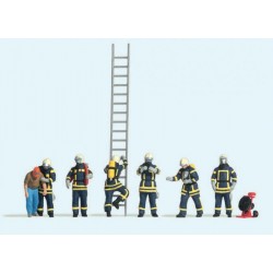 Feuerwehrleute in moderner...