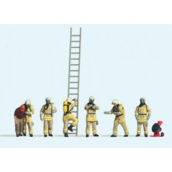 Feuerwehrleute in moderner...