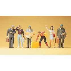 Reisende am Bahnsteig