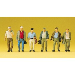 Pendler auf dem Weg zur Bahn