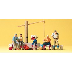 Rastende am Dorfbrunnen